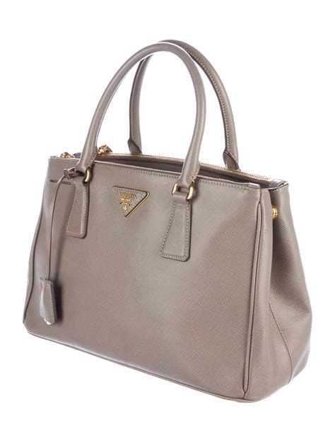 prada saffiano lux shopping tote 32cm|prada saffiano lux tote small.